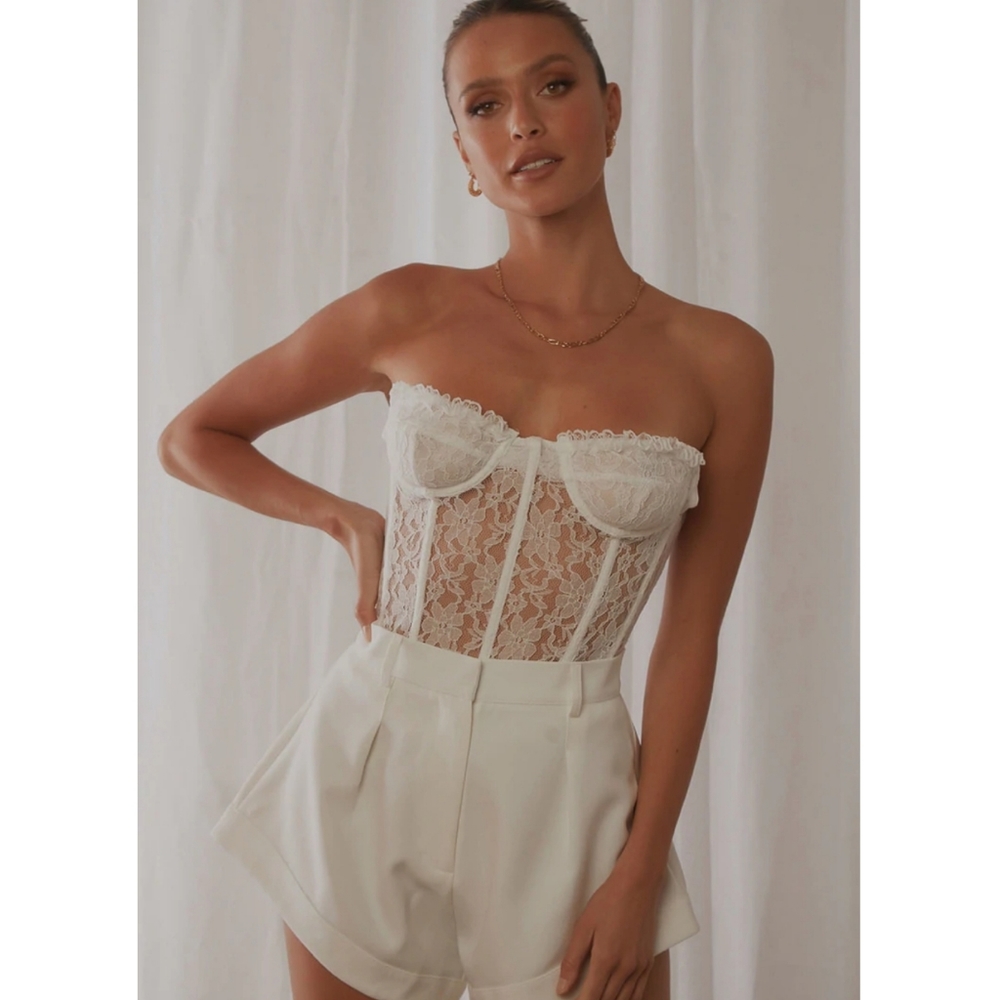 LIONESS THE PLAZA LACE BUSTIER TOP IN CREAM